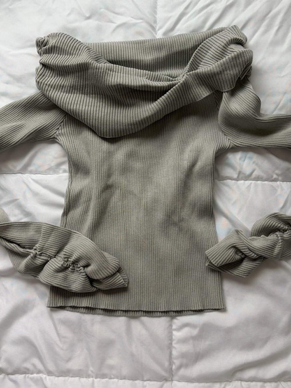 Grey/Blue Off-Shoulder Sweater from Shibuya 109.
ONE SIZE | READ DESCRIPTION